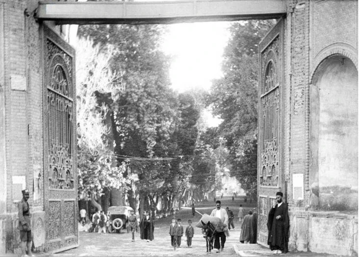 سردر باغ ملی خیابان سپه تهران سال 1309 خورشیدی سردر باغ ملی خیابان سپه تهران سال 1309 خورشیدی